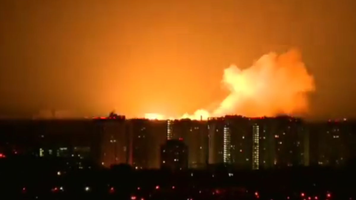 Una gran explosión sacude Kiev y una bola de fuego ilumina el cielo