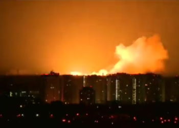 Una gran explosión sacude Kiev y una bola de fuego ilumina el cielo