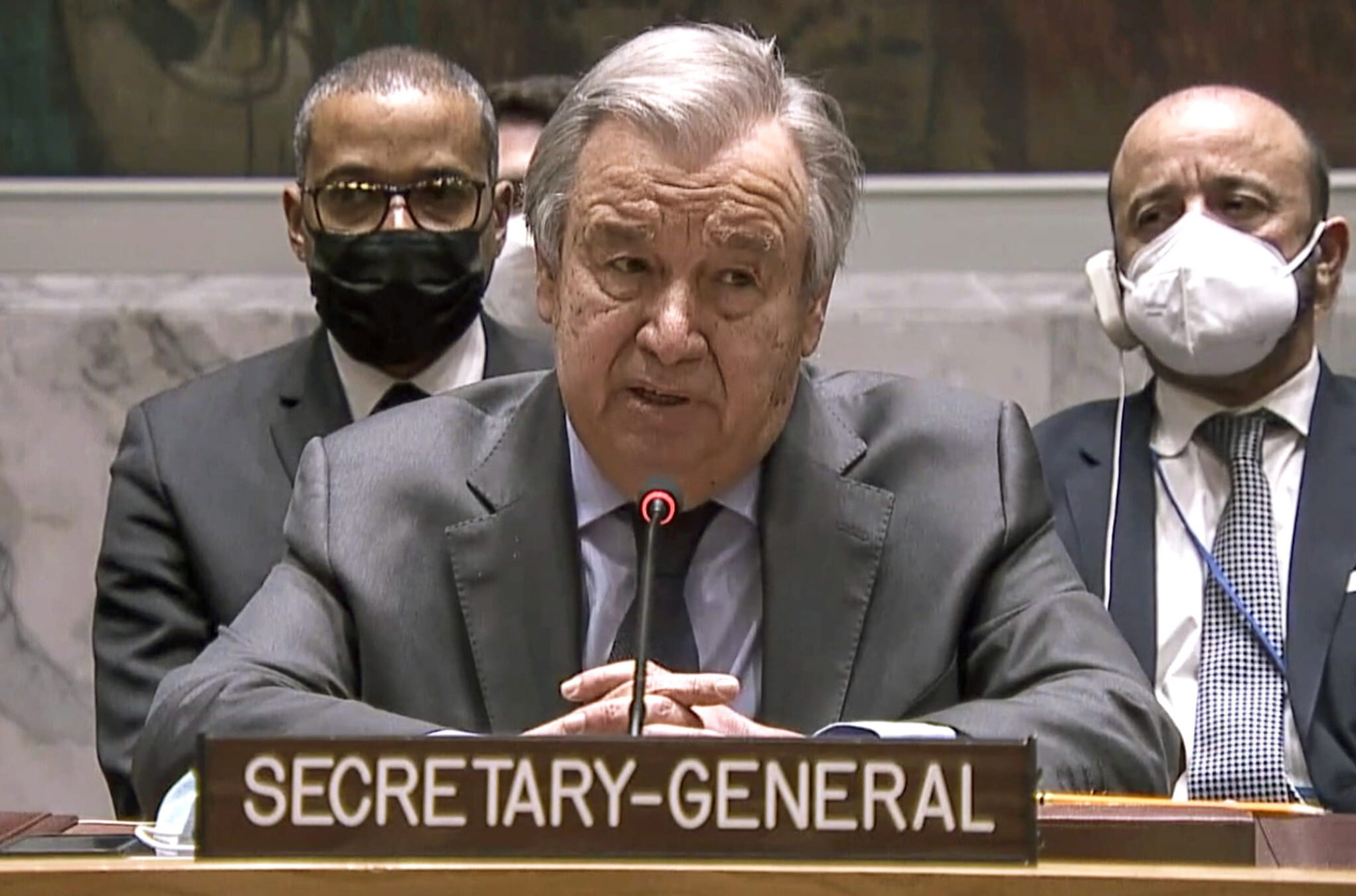 En esta imagen tomada del vídeo de UNTV, el Secretario General de las Naciones Unidas, Antonio Guterres, se dirige a una reunión de emergencia del Consejo de Seguridad de la ONU sobre Ucrania para deplorar las acciones de Rusia hacia el país y abogar por la diplomacia, en la sede de la ONU, el 23 de febrero de 2022. (UNTV vía AP)