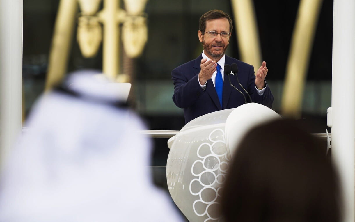 El presidente Isaac Herzog habla en la Expo 2020 en Dubai, Emiratos Árabes Unidos, el 31 de enero de 2022 (AP Photo/Jon Gambrell)