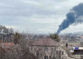 Se ve humo negro sobre el cuartel general de la inteligencia del Ministerio de Defensa ucraniano