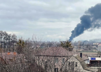 Se ve humo negro sobre el cuartel general de la inteligencia del Ministerio de Defensa ucraniano