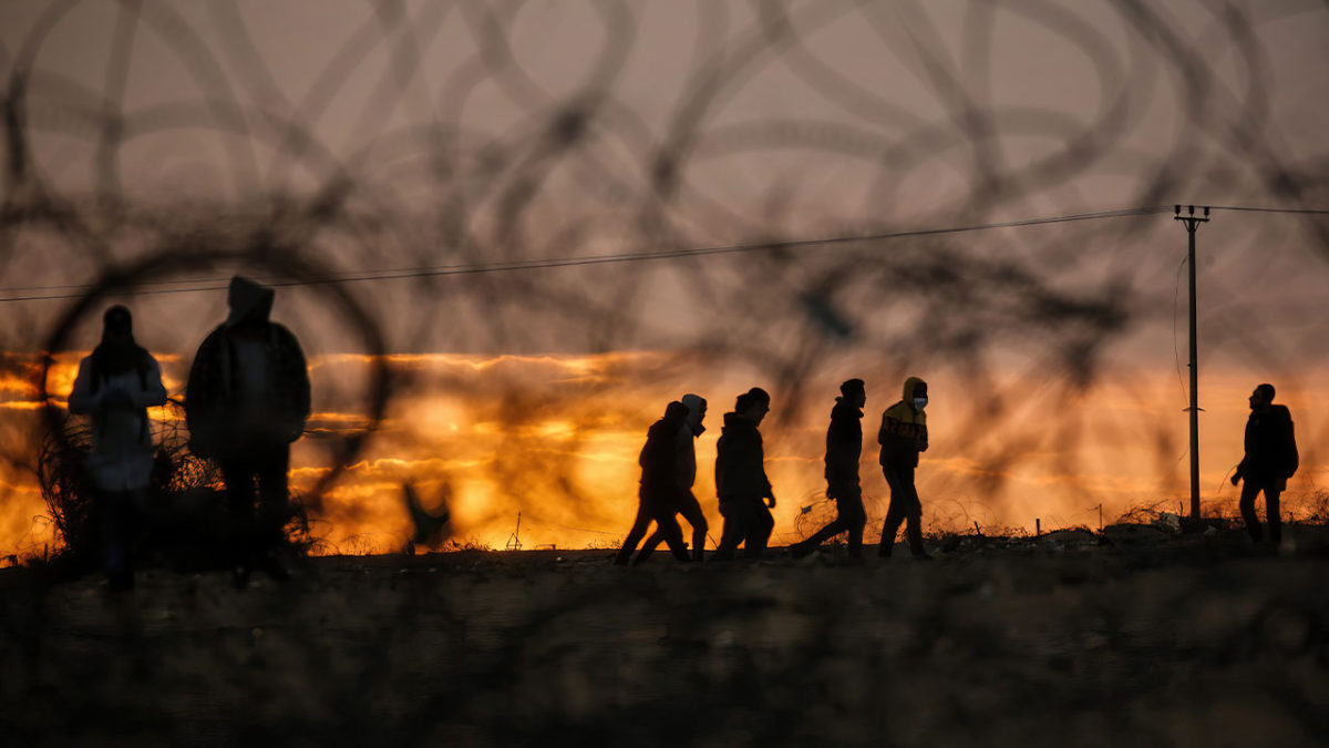 Islamistas de Gaza cruzan a Israel e incendian una excavadora