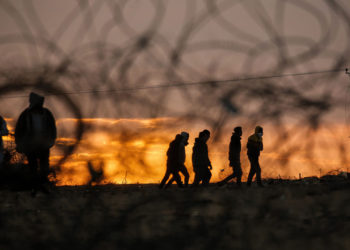 Islamistas de Gaza cruzan a Israel e incendian una excavadora