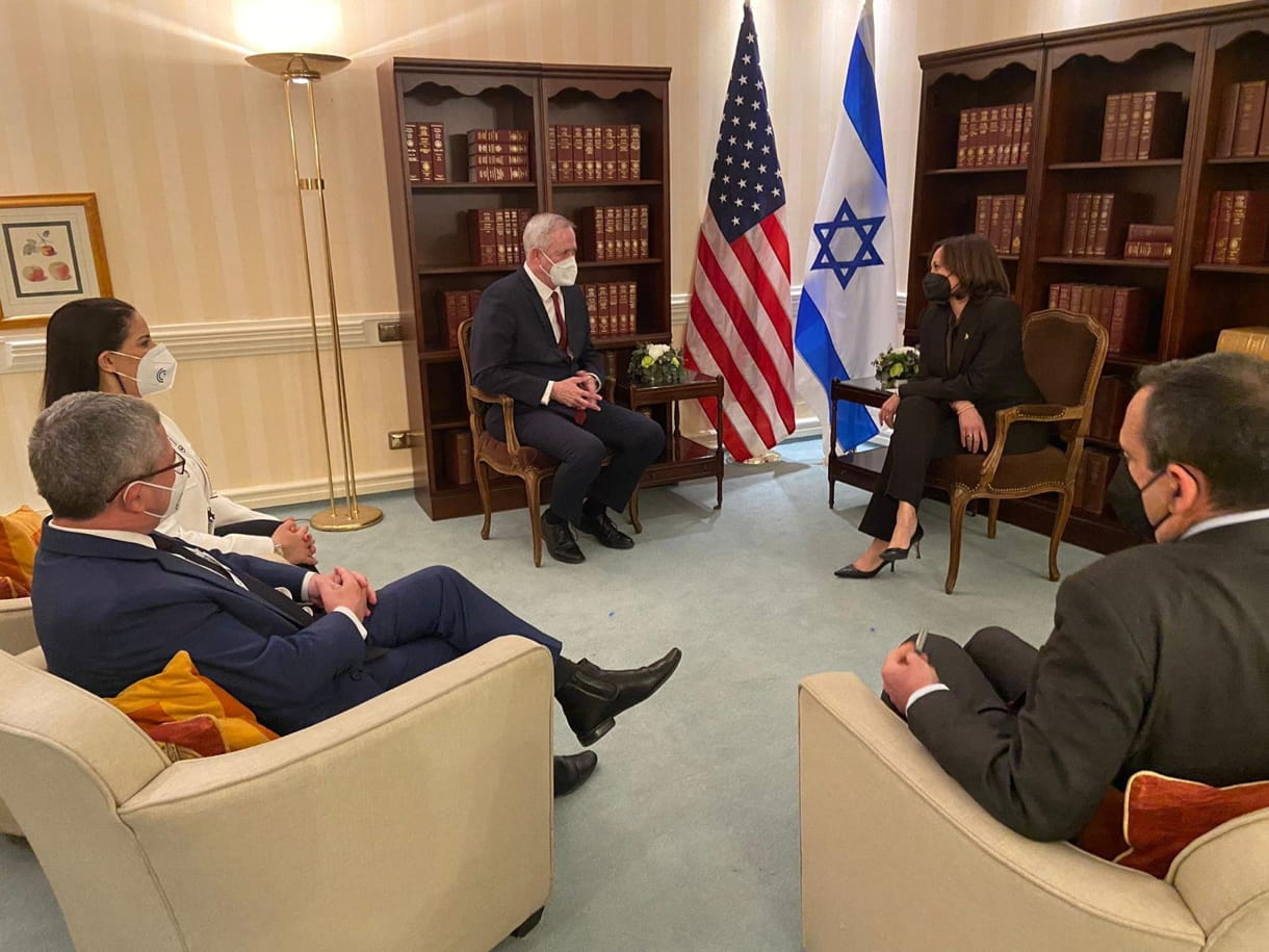 El ministro de Defensa, Benny Gantz, se reúne con la vicepresidenta estadounidense Kamala Harris durante la Conferencia de Seguridad de Múnich, el 19 de febrero de 2022. (Cortesía/Ministerio de Defensa)
