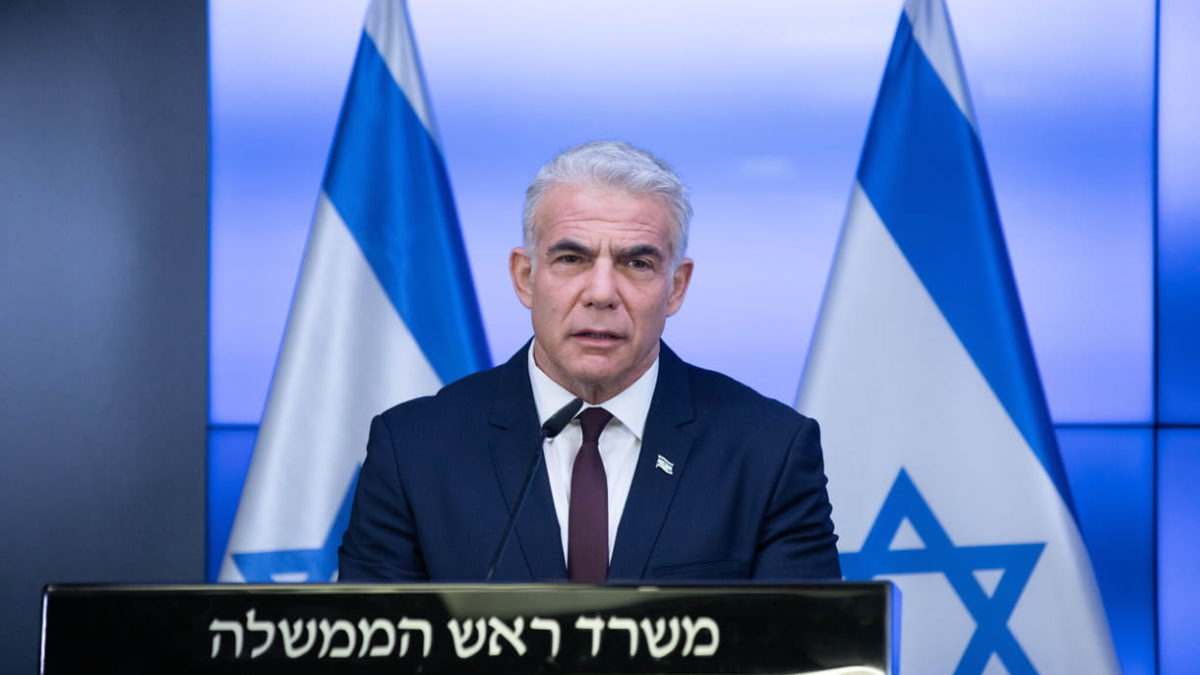 Lapid condena el “ataque ruso a Ucrania” y dice a los israelíes que se dirijan a los cruces terrestres