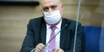 Ministro de Meretz hospitalizado en la UCI tras sufrir un derrame cerebral