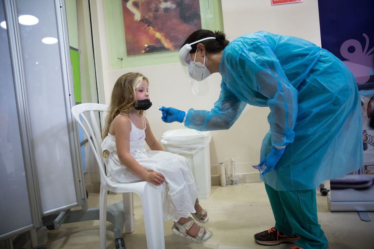 Ilustrativo: Los niños pasan prueba como parte de una prueba de coronavirus en el Centro Médico Sheba en Ramat Gan, el 2 de agosto de 2021. (Miriam Alster/FLASH90)