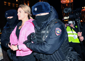 La policía detiene a cientos de manifestantes contra la guerra en Rusia