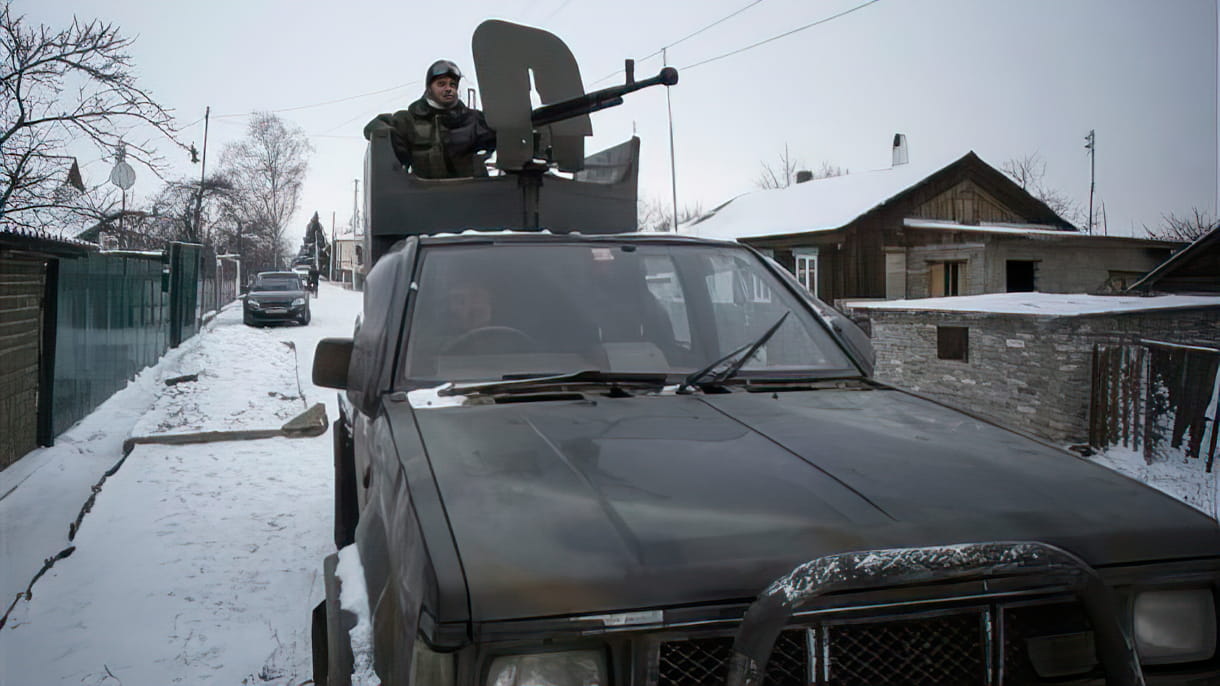Un rebelde prorruso maneja un arma montada en una camioneta en la ciudad de Vuhlehirsk, en el este de Ucrania, el 10 de febrero de 2015 (AP/Vadim Braydov)