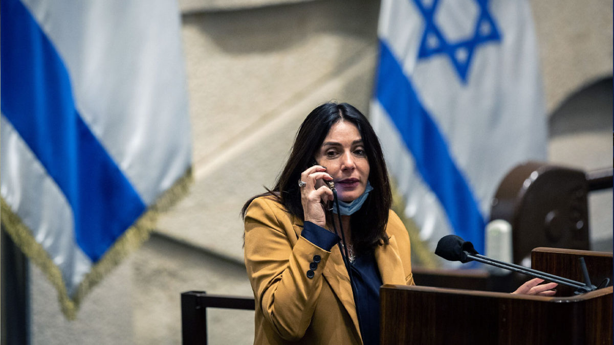 Regev "responde a la llamada de su madre" en la Knesset por el espionaje policial