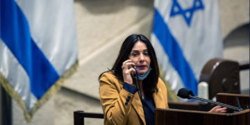 Regev "responde a la llamada de su madre" en la Knesset por el espionaje policial