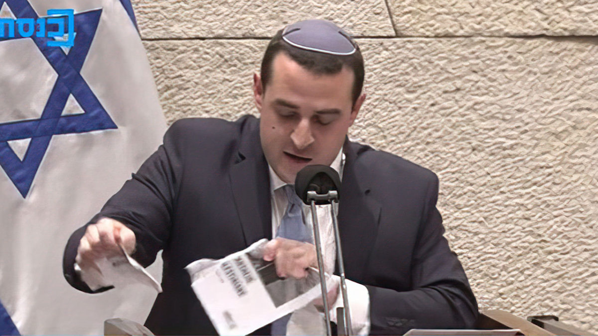 Parlamentario israelí rompe una copia del informe de Amnistía Internacional