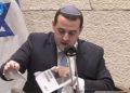 Parlamentario israelí rompe una copia del informe de Amnistía Internacional