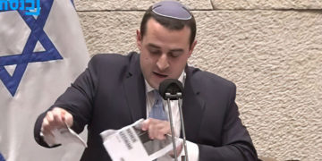 Parlamentario israelí rompe una copia del informe de Amnistía Internacional