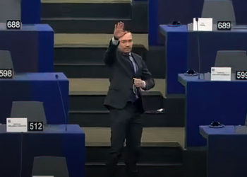 Indignación tras el saludo nazi de un político búlgaro en el Parlamento Europeo
