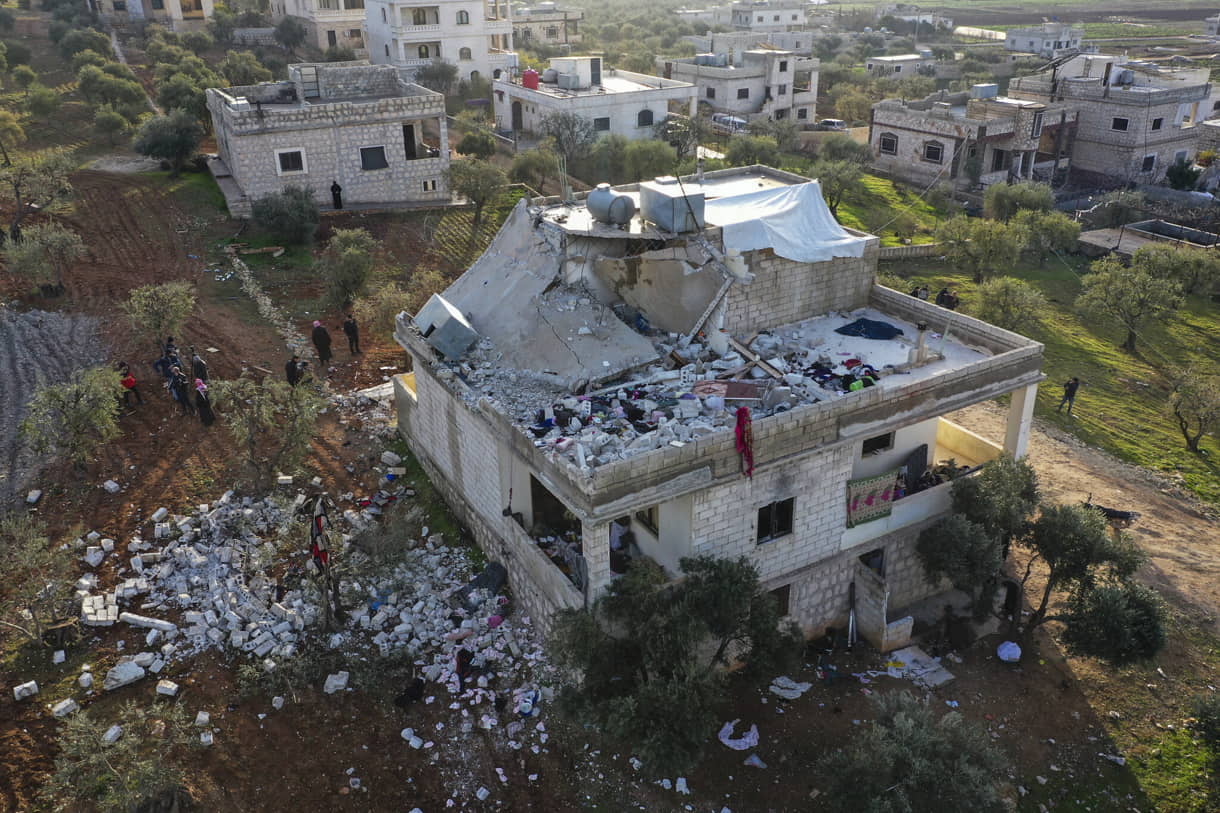 Foto principal: Personas inspeccionan una casa destruida tras una operación del ejército estadounidense en el pueblo sirio de Atmeh, en la provincia de Idlib, Siria, el jueves 3 de febrero de 2022; Inserto: El segundo líder del Estado Islámico, Abu Ibrahim al-Hashimi al-Qurayshi. (AP Photo/Ghaith Alsayed; Cortesía)
