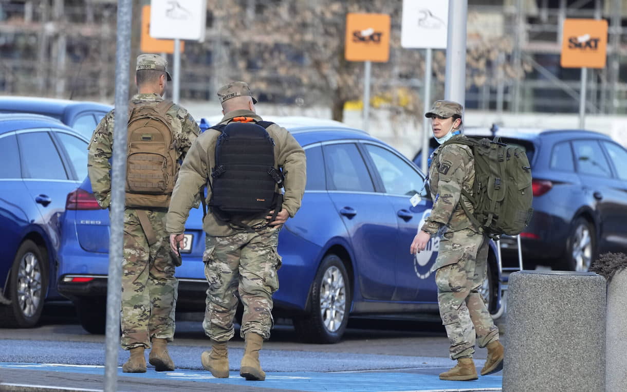 Oficiales del ejército estadounidense llegan al aeropuerto de Rzeszow-Jasionka, en el sureste de Polonia, el 5 de febrero de 2022. (AP Photo/Czarek Sokolowski)