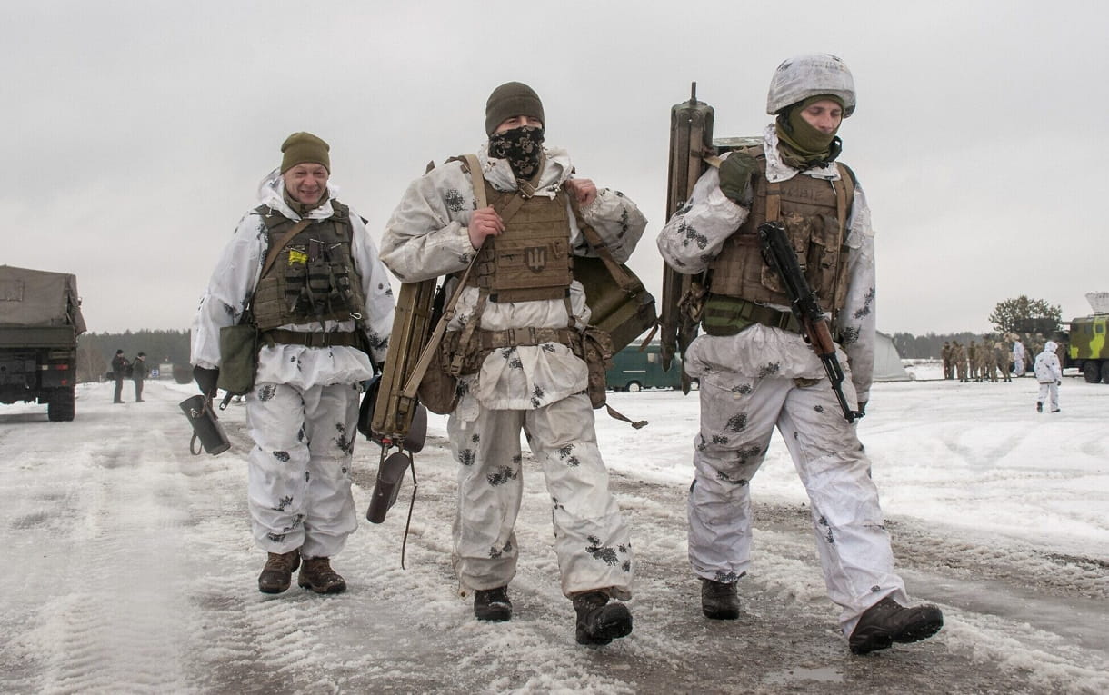 Soldados ucranianos se entrenan durante ejercicios militares cerca de Kharkiv, Ucrania, el 10 de febrero de 2022. (AP Photo/Andrew Marienko)