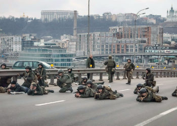 Zelenzky advierte que Rusia planea asaltar Kiev esta noche y “aplastar nuestras defensas”