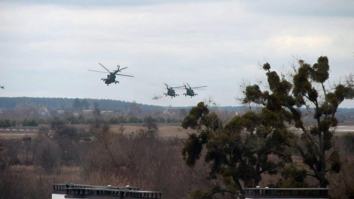Las tropas rusas toman el aeropuerto Antonov en las afueras de Kiev