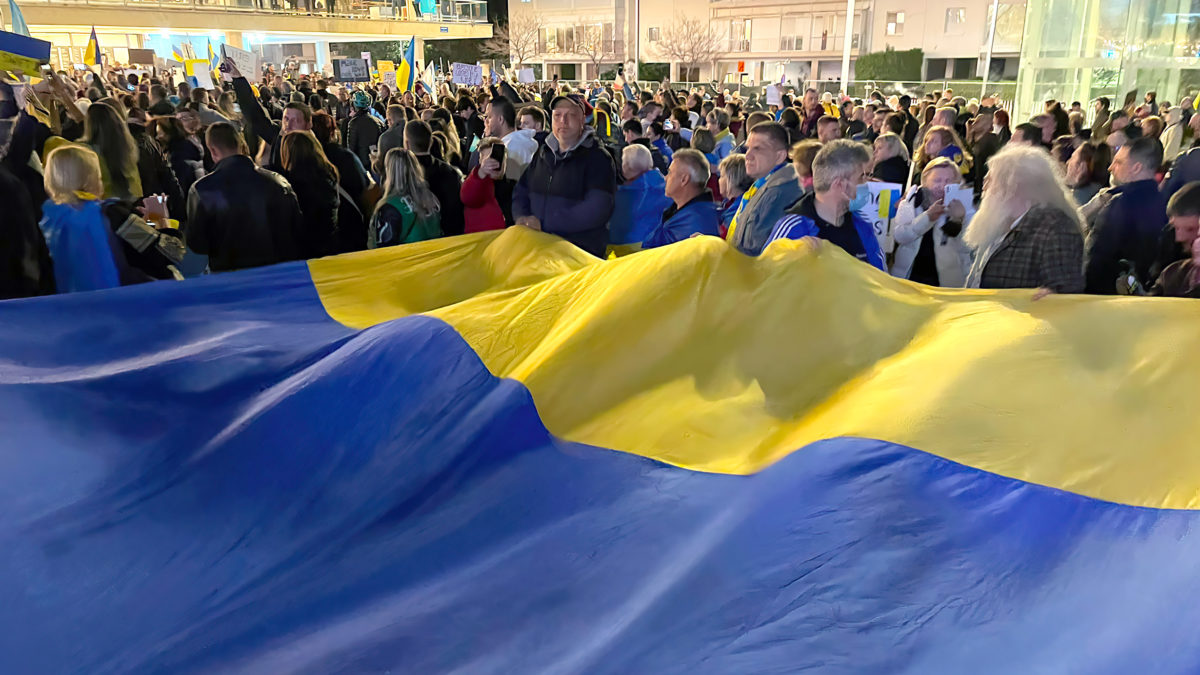 Multitudinaria protesta en Tel Aviv contra la invasión rusa de Ucrania