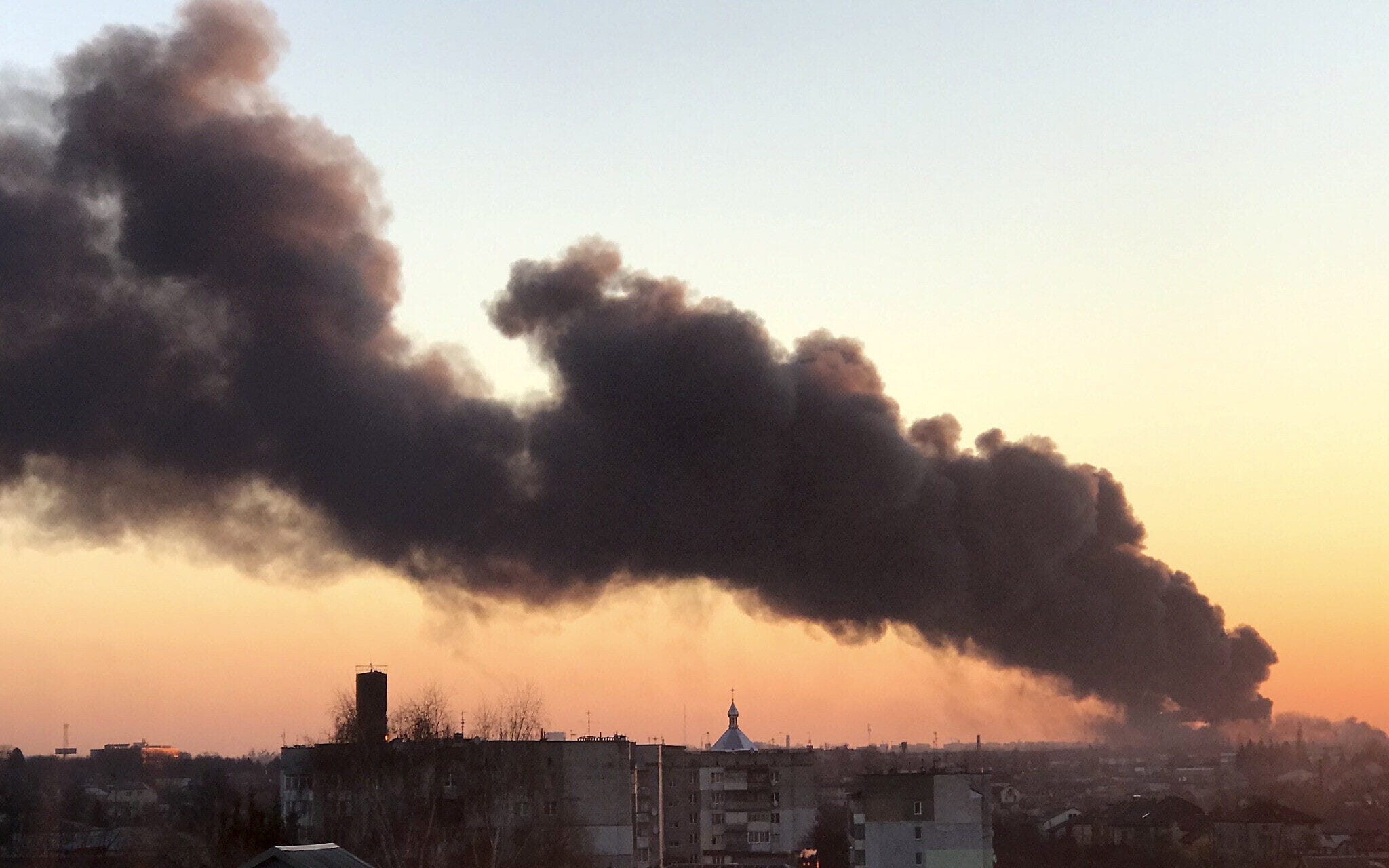 Misiles rusos alcanzan la planta de reparación de aviones cerca del aeropuerto de Lviv
