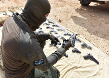 Las FDI y la policía incautan docenas de armas a contrabandistas de drogas