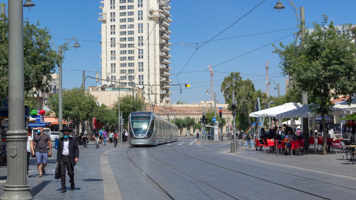 Israel prohíbe los vehículos para reactivar el centro de las ciudades