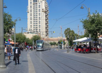 Israel prohíbe los vehículos para reactivar el centro de las ciudades