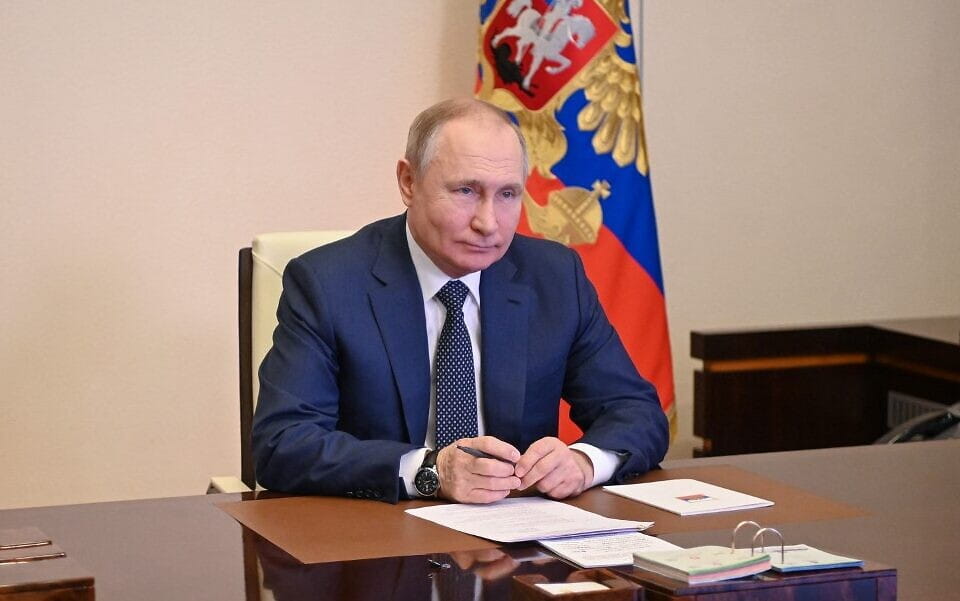 El presidente ruso, Vladimir Putin, asiste a una ceremonia de izado de bandera por videoconferencia en la residencia estatal de Novo-Ogaryovo, a las afueras de Moscú, el 4 de marzo de 2022. (Alexey Nikolsky/Sputnik/AFP)