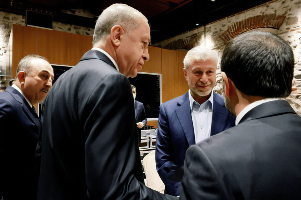 Abramovich es visto en las conversaciones entre Ucrania y Rusia tras el presunto envenenamiento