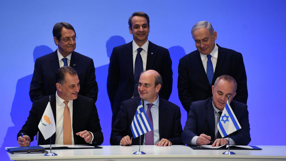 De derecha a izquierda: En la primera fila, el ministro de Energía, Yuval Steinitz, el ministro de Energía griego, Kostis Hatzidakis, y el ministro de Energía chipriota, Yiorgos Lakkotrypis, firman el acuerdo sobre el gasoducto EastMed en la capital griega, Atenas, el 2 de enero de 2020, mientras que en la última fila, el primer ministro Benjamin Netanyahu, el primer ministro griego Kyriakos Mitsotakis y el presidente chipriota Nicos Anastasiades observan. (Haim Zach/GPO)