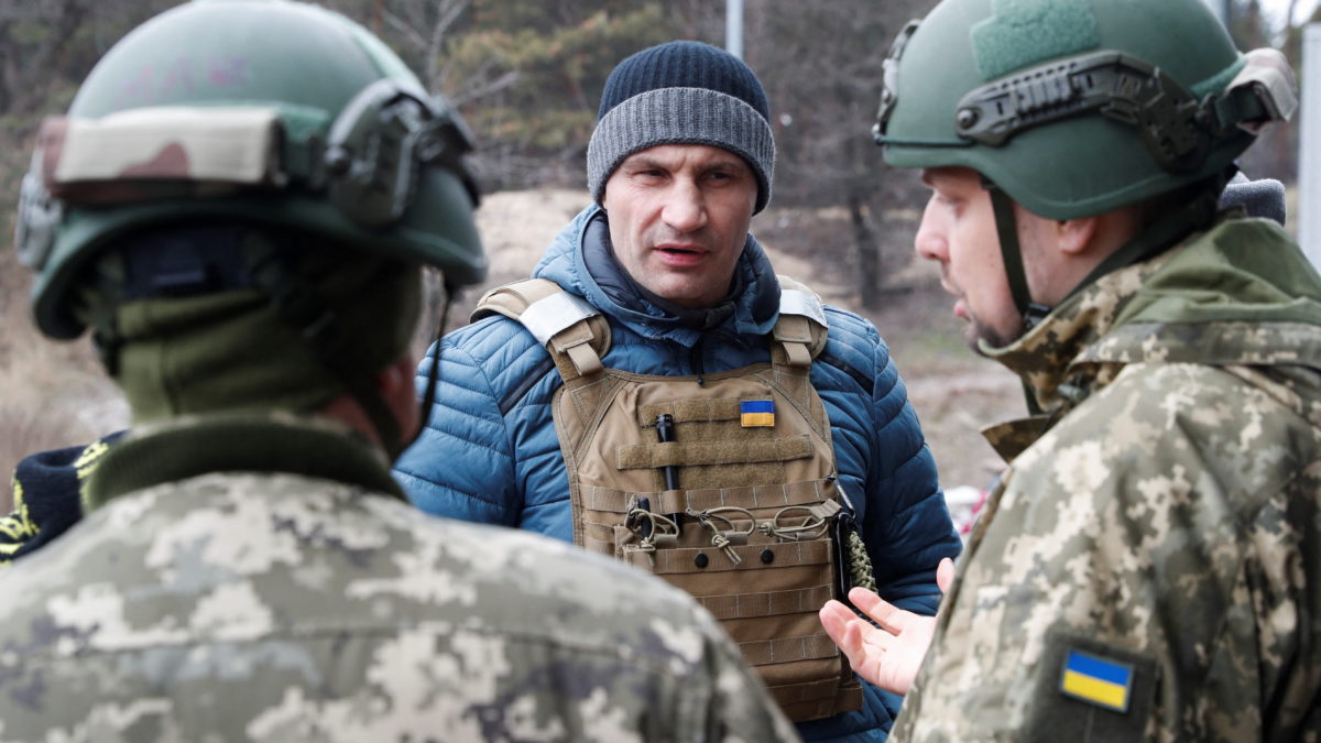 El alcalde de Kiev aprende de las FDI cómo defender a Ucrania