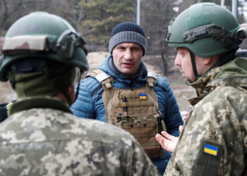 El alcalde de Kiev aprende de las FDI cómo defender a Ucrania