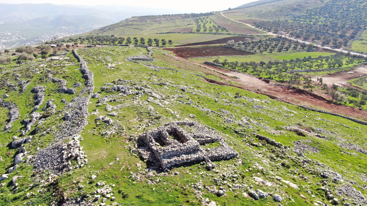 “Altar de Josué” en el sitio arqueológico del Monte Ebal, 15 de febrero de 2021. (Cortesía de Shomrim Al Hanetzach)
