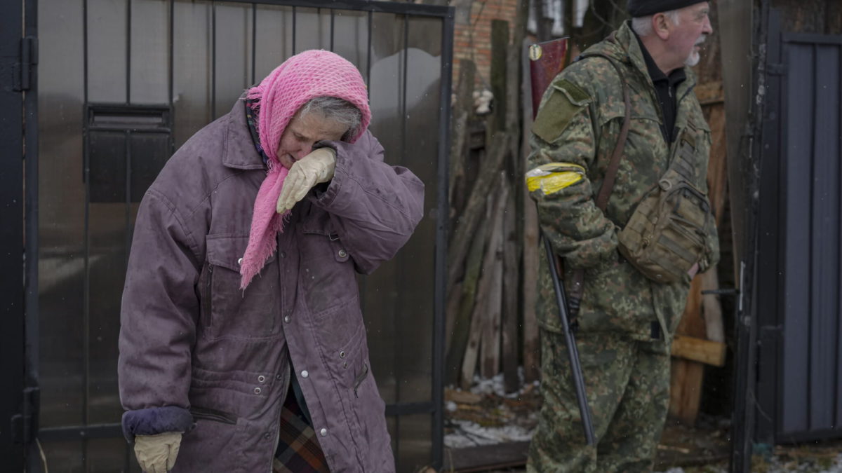 Una mujer llora frente a una casa dañada por un ataque aéreo ruso, según los lugareños, en Gorenka, a las afueras de la capital Kiev, Ucrania, el 2 de marzo de 2022. (Vadim Ghirda/AP)