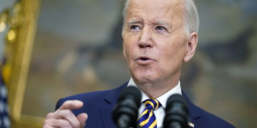 El presidente de Estados Unidos, Joe Biden, anuncia la prohibición de las importaciones de petróleo ruso, endureciendo el peaje de la economía rusa en represalia por su invasión de Ucrania, el 8 de marzo de 2022, en la Sala Roosevelt de la Casa Blanca en Washington, DC. (AP Photo/Andrew Harnik)