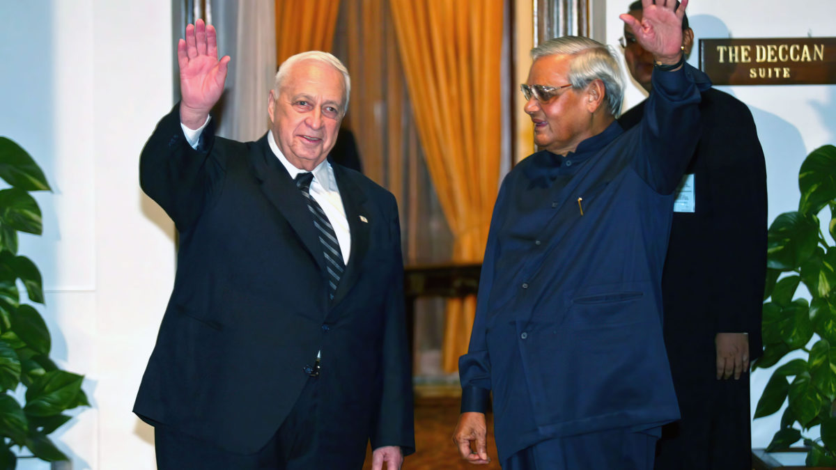 El primer ministro israelí Ariel Sharon, a la izquierda, y el primer ministro indio Atal Bihari Vajpayee saludan a los medios de comunicación antes de las conversaciones en Nueva Delhi, India, el martes 9 de septiembre de 2003. (AP Photo/Manish Swarup)