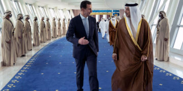En esta foto publicada por la página oficial de Facebook de la Presidencia siria, el presidente sirio Bashar Assad, a la izquierda, habla con Mansour bin Zayed Al Nahyan, viceprimer ministro y ministro de Asuntos Presidenciales de los Emiratos Árabes Unidos, en Dubai, Emiratos Árabes Unidos, el viernes 18 de marzo de 2022 (página de Facebook de la Presidencia siria vía AP)