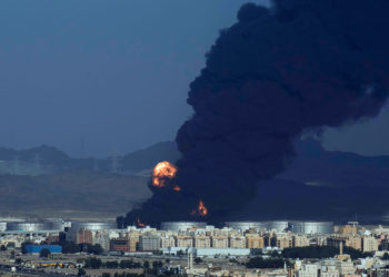 Incendio en la ciudad saudí antes de la carrera de F1 mientras los Hutíes se atribuyen ataques