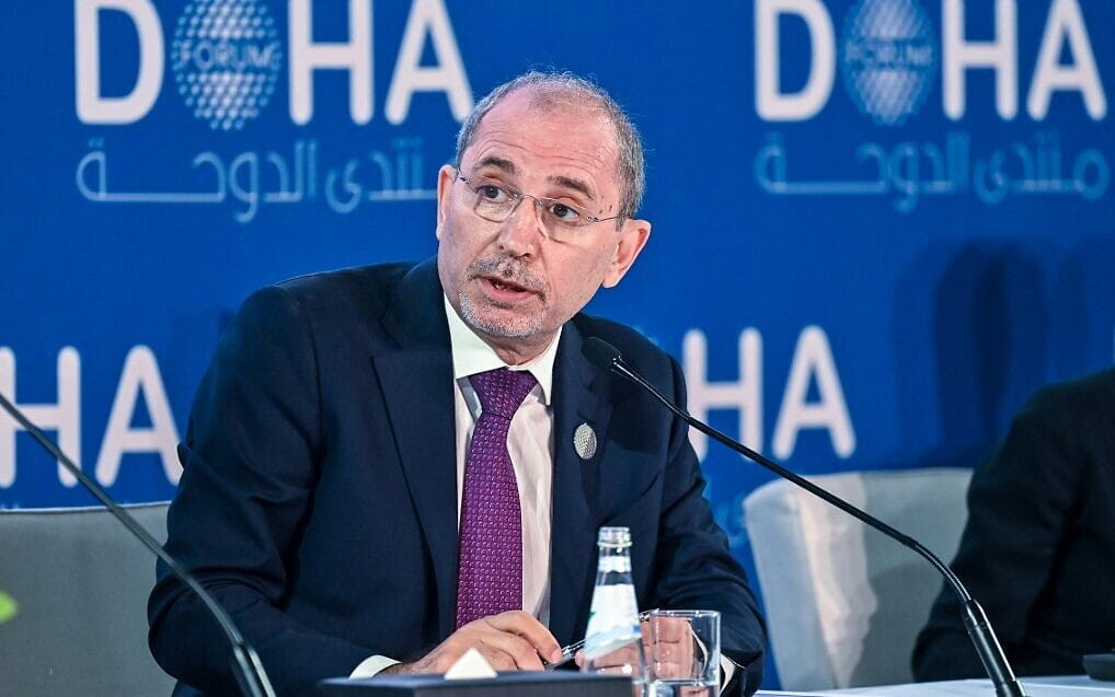 El ministro jordano de Asuntos Exteriores, Ayman Safadi, se dirige a un panel en el Foro de Doha, en la capital de Qatar, el 26 de marzo de 2022. (Ammar Abd Rabbo/MOFA/Foro de Doha/AFP)