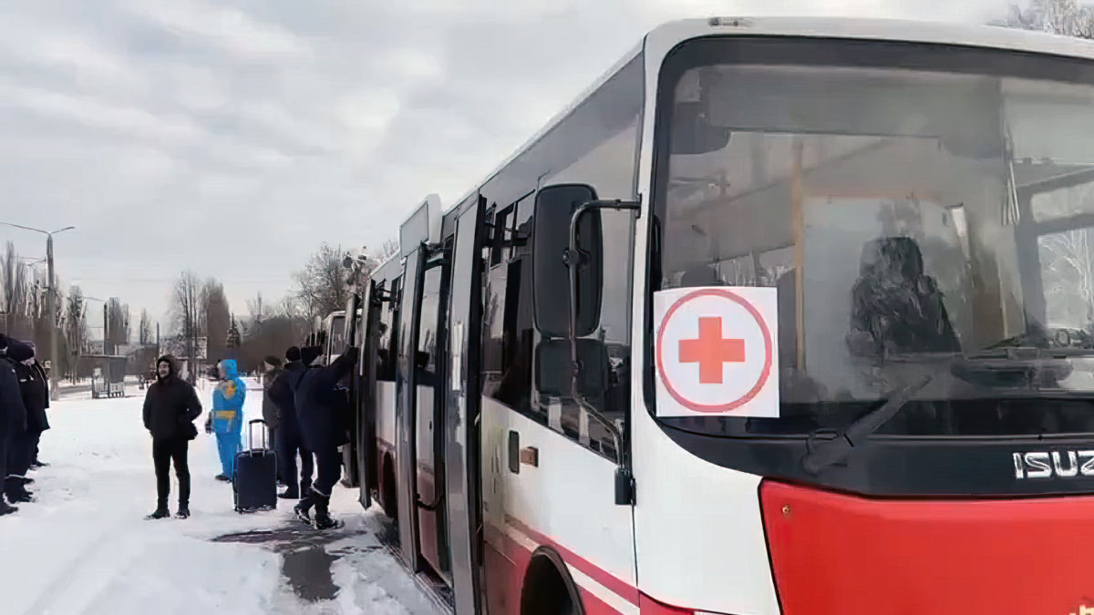 Autobuses repletos salen de Sumy mientras se inicia la evacuación