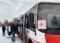 Autobuses repletos salen de Sumy mientras se inicia la evacuación