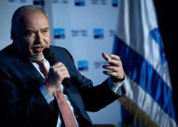 El ministro de Finanzas, Avigdor Liberman, habla en una conferencia del periódico israelí “Makor Rishon” en el Centro Internacional de Convenciones de Jerusalén, el 21 de febrero de 2022. (Yonatan Sindel/Flash90)