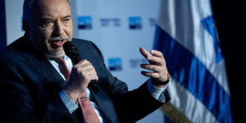 El ministro de Finanzas, Avigdor Liberman, habla en una conferencia del periódico israelí “Makor Rishon” en el Centro Internacional de Convenciones de Jerusalén, el 21 de febrero de 2022. (Yonatan Sindel/Flash90)