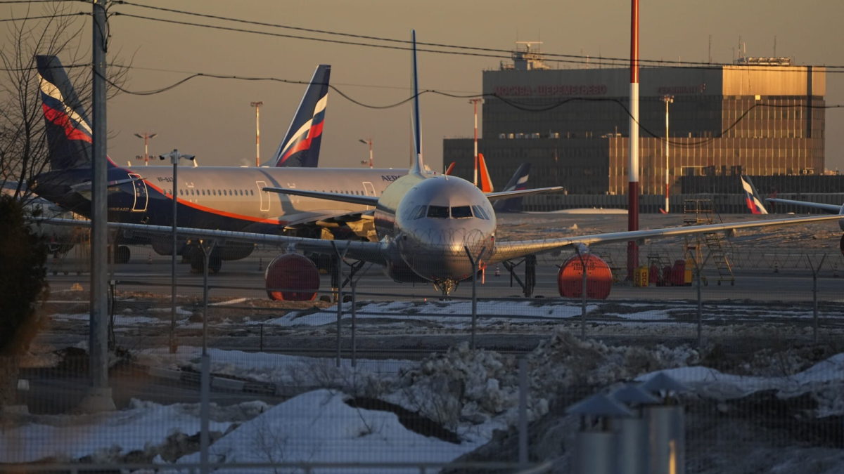 Los aviones de pasajeros de Aeroflot están aparcados en el aeropuerto de Sheremetyevo, en las afueras de Moscú, Rusia, el 1 de marzo de 2022. (AP Photo/Pavel Golovkin)