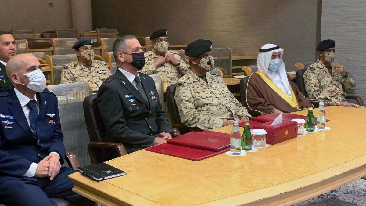 (De izquierda a derecha) Tal Kelman, jefe de la División Estratégica de la Dirección de Planificación de las FDI, el jefe de las FDI Aviv Kohavi, el jefe de la Fuerza de Defensa de Bahrein Theyab bin Saqr al-Nuaimi y otros funcionarios de defensa de Bahrein son vistos durante una reunión en Bahrein, el 10 de marzo de 2022. (Fuerzas de Defensa de Israel)