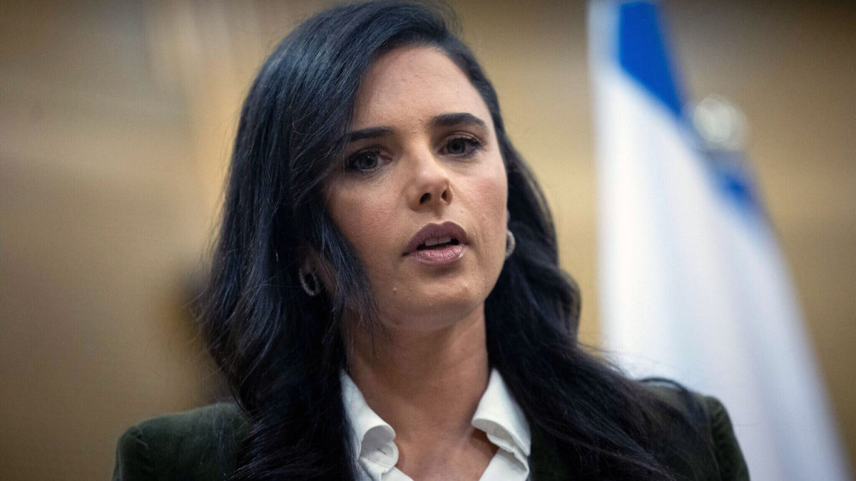 La ministra del Interior, Ayelet Shaked, da una rueda de prensa en la Knesset, el 8 de marzo de 2022. (Yonatan Sindel/Flash90)