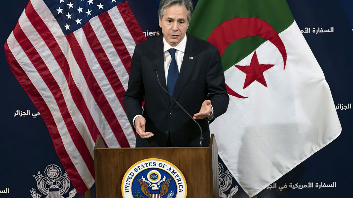 El secretario de Estado de EE. UU., Antony Blinken, habla con el personal de la Embajada de EE. UU., el 30 de marzo de 2022, en la capital argelina, Argel. (Jacquelyn Martin/Pool/AFP)